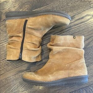 Jungla 41 Tan Suede Ankle Boots with Side Zipper